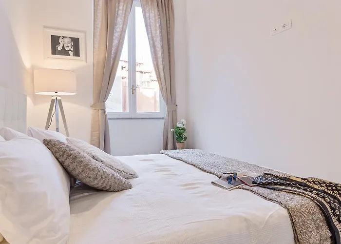 Апартаменты Townhouse By The Spanish Steps Рим